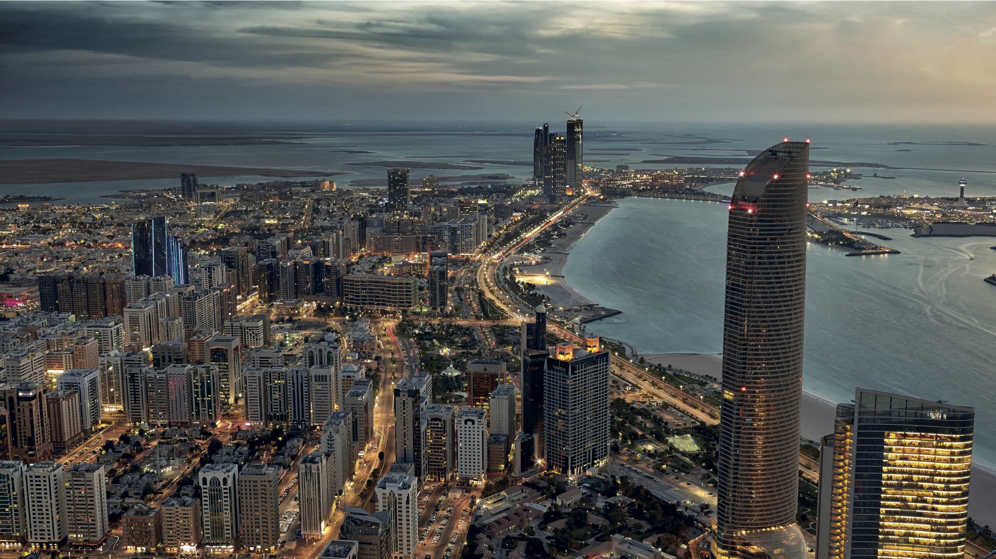 أفق أبوظبي أثناء غروب الشمس، في المدينة الأفضل لإنشاء شركة جديدة