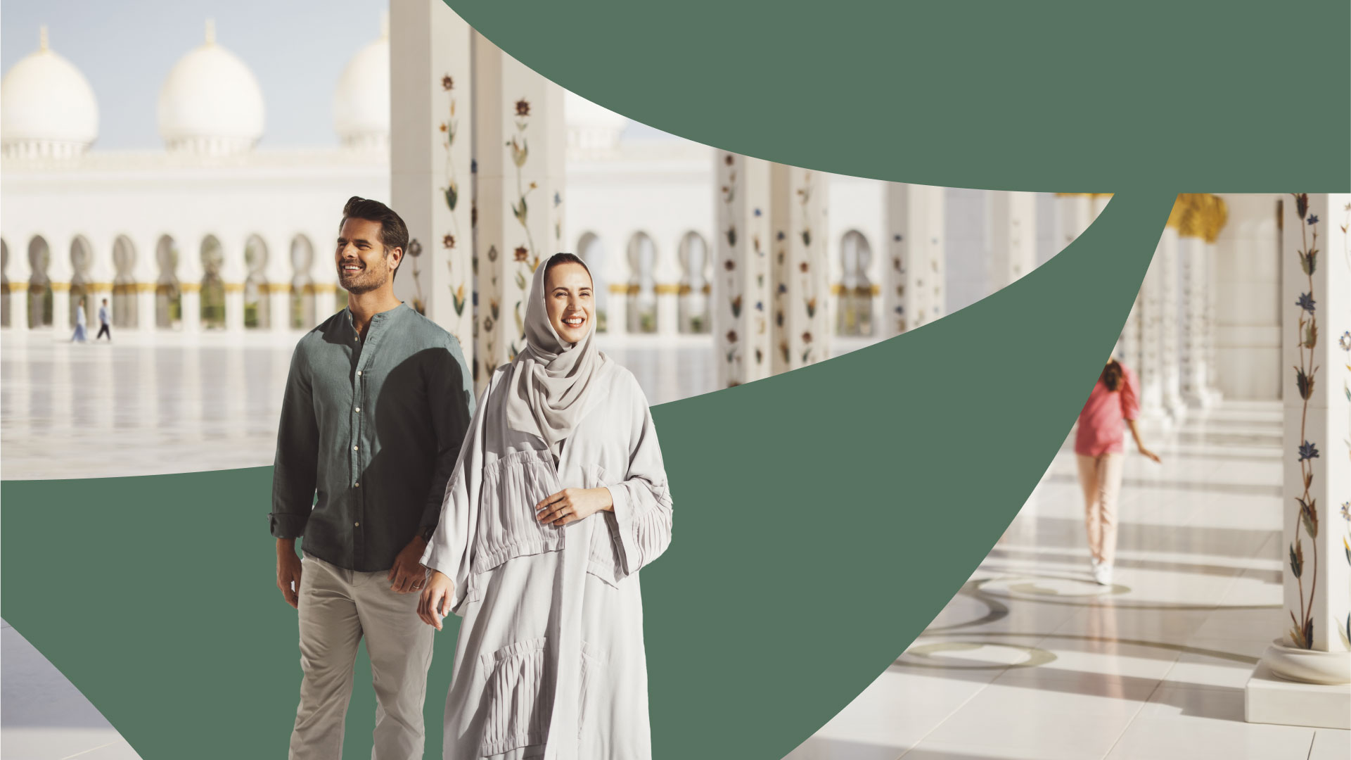 زوجان آسيويان يبتسمان ويتجولان خارج جامع الشيخ زايد الكبير