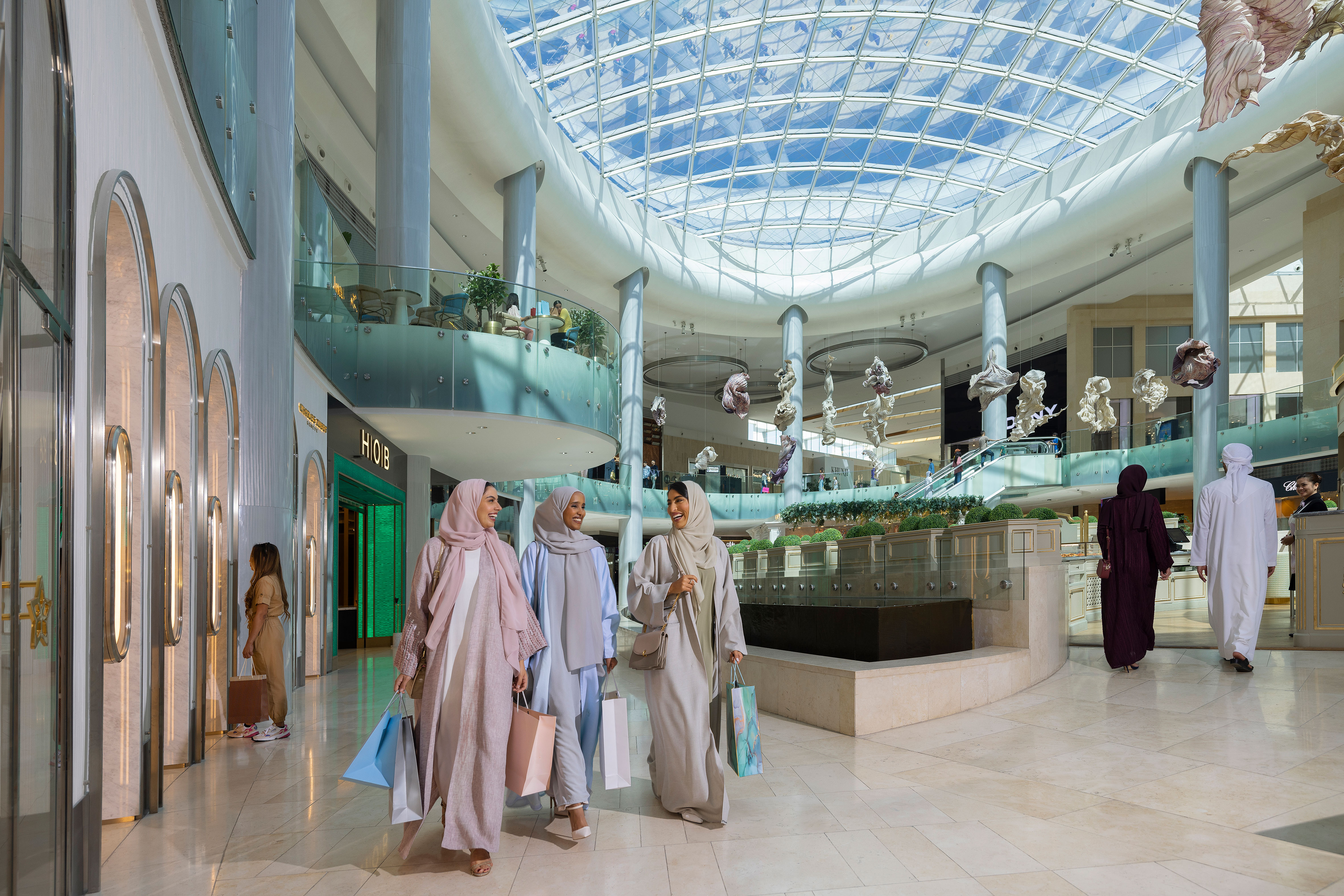פנקו את עצמכם במסע קניות במרכז קניות יאס (Yas Mall)