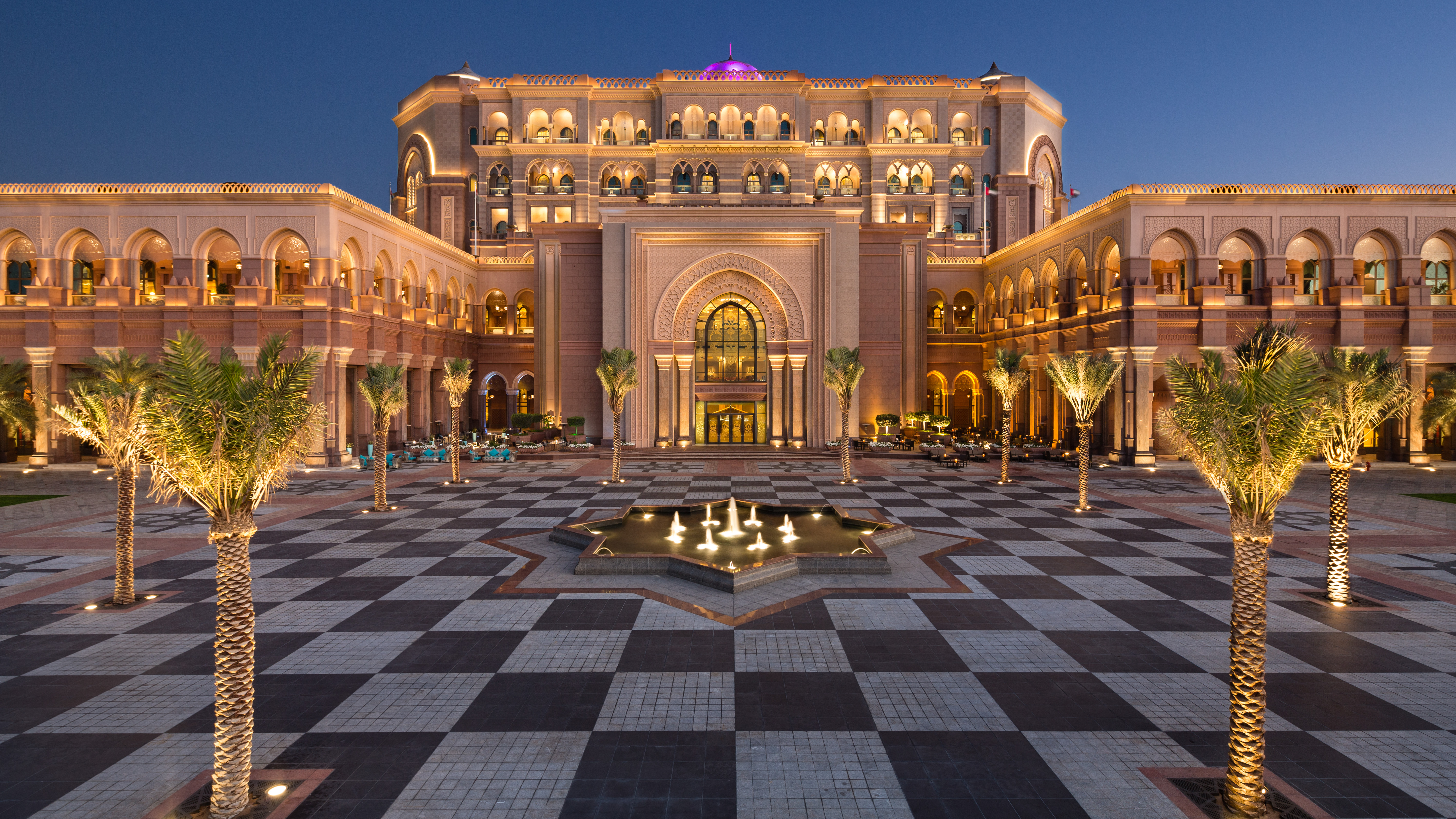 1. Breng de nacht door in Emirates Palace