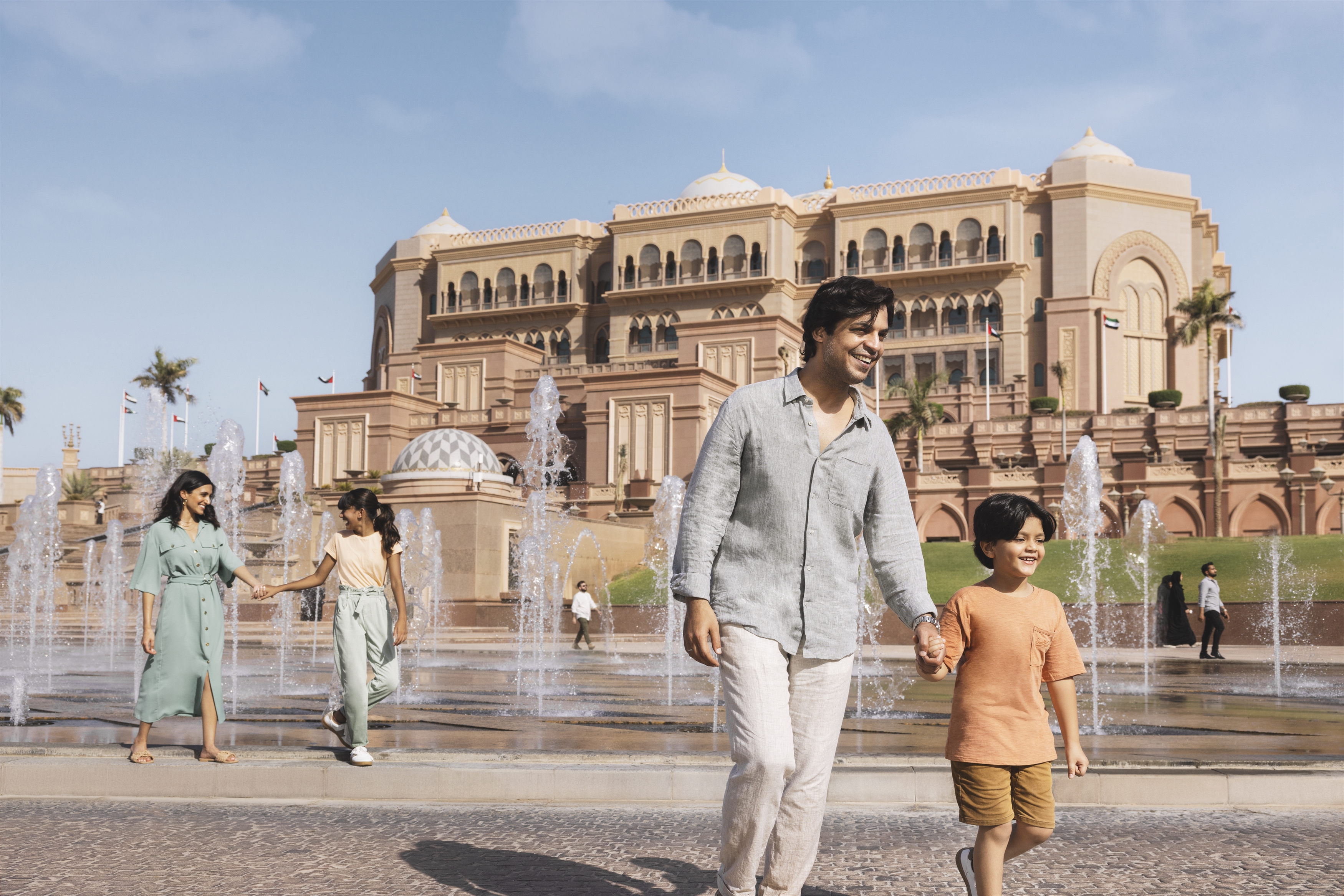1. 在酋长皇宫酒店（Emirates Palace）享用撒有24K黄金的美食  
