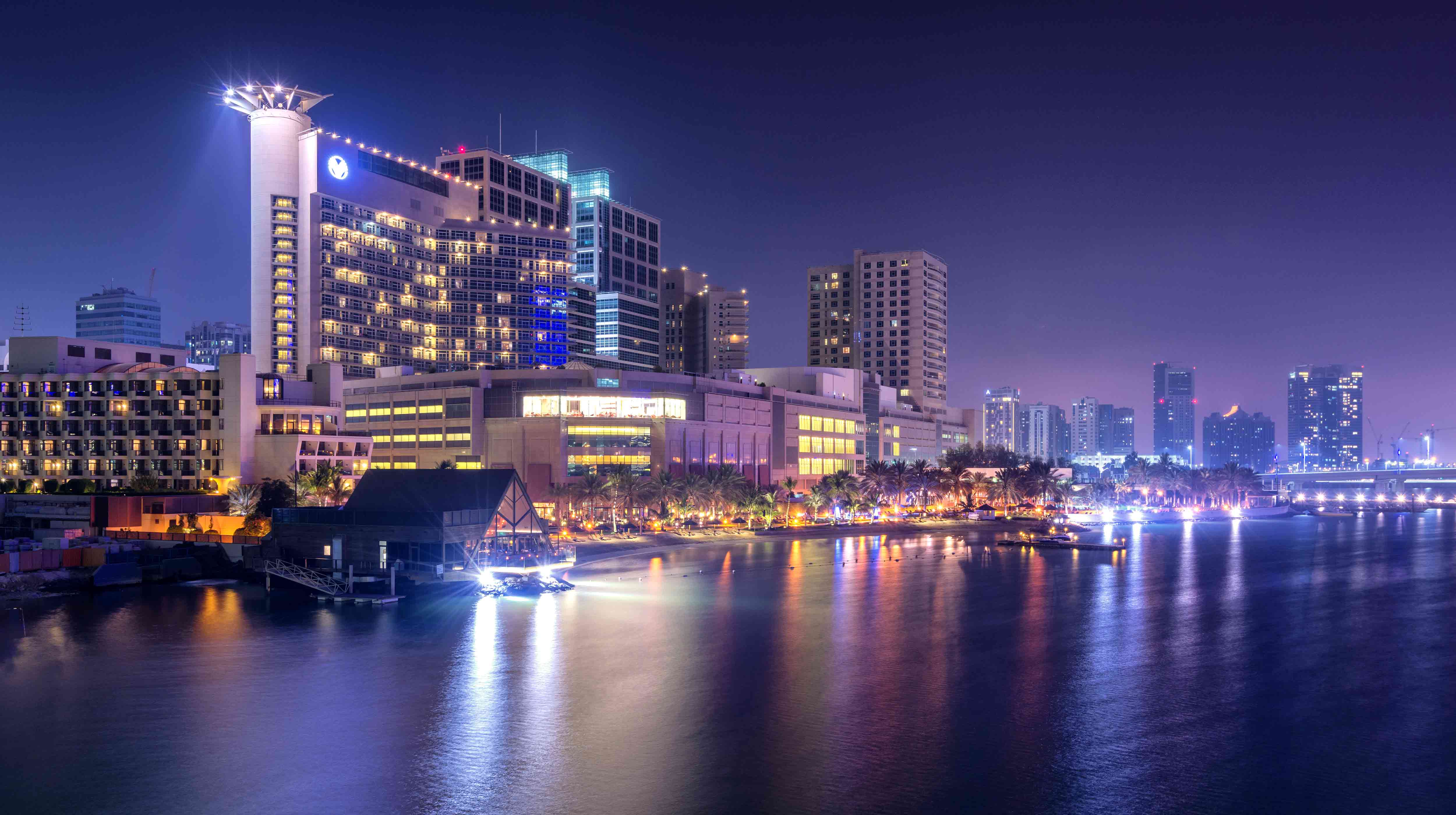 Vista al hotel Beach Rotana ad Abu Dhabi di notte.