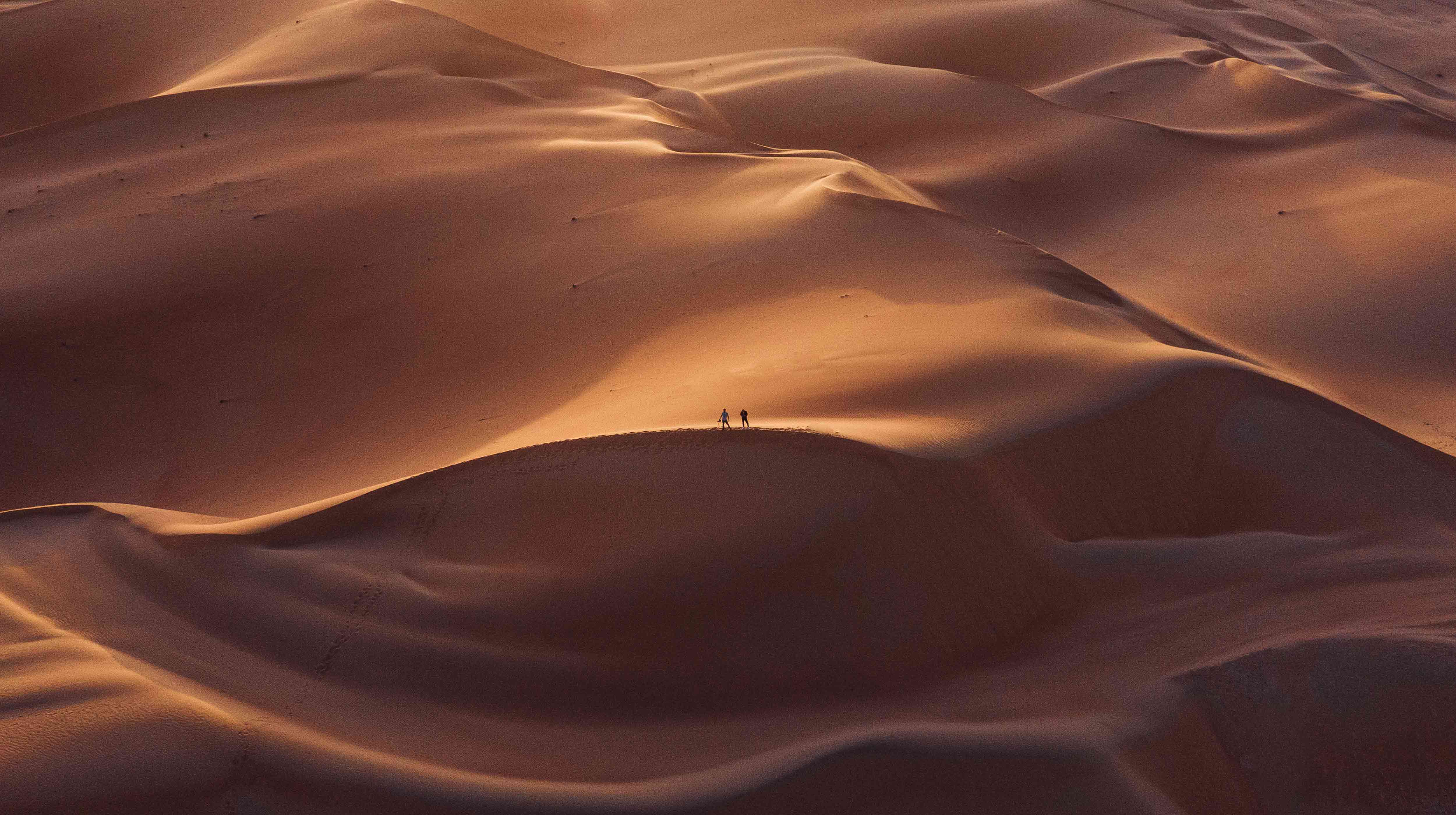Abstraktes Sanddünen-Wellenmuster in der Landschaftsnatur Abu Dhabis im Freien.