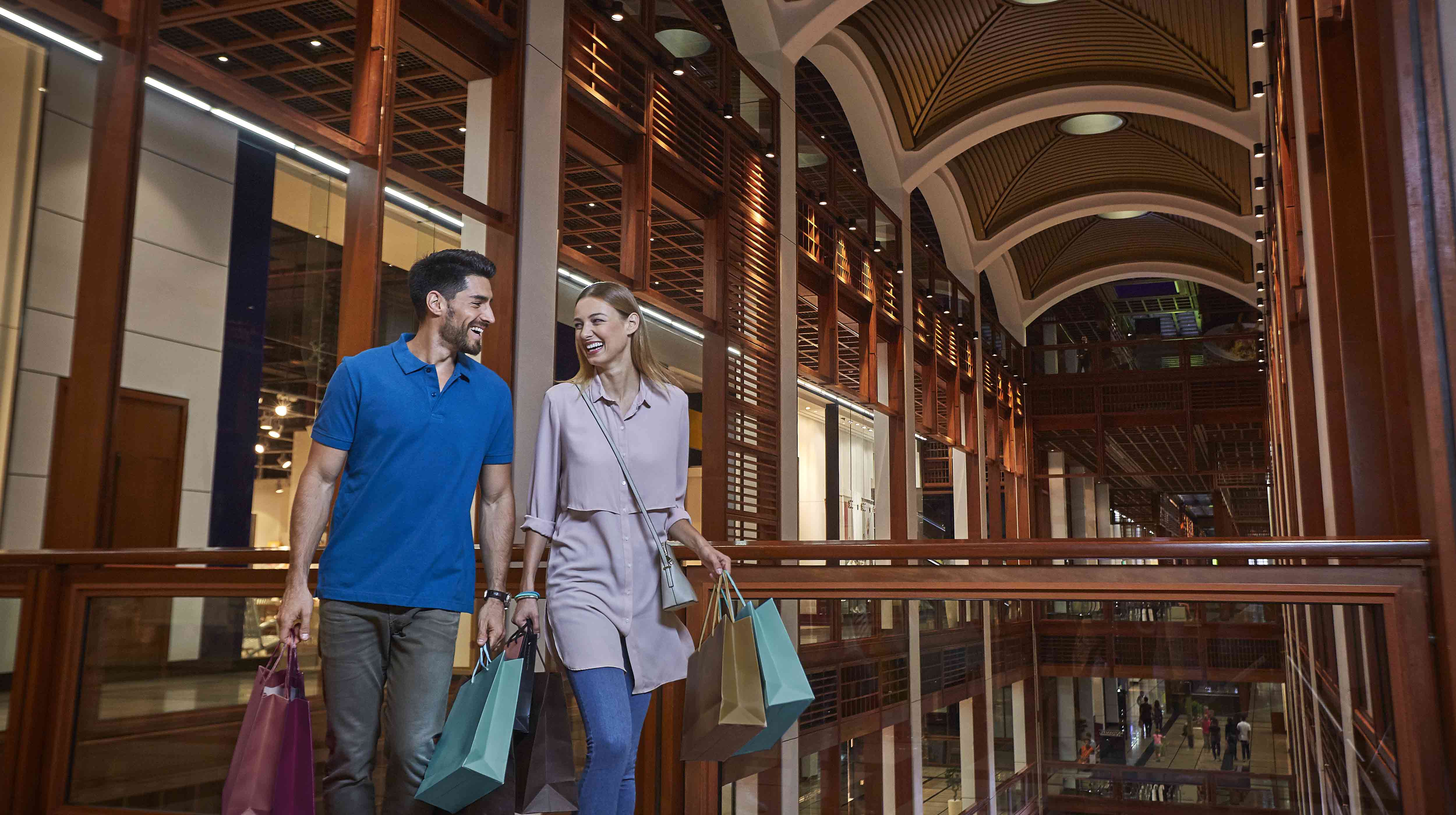 Ein Touristenpaar genießt den Einkauf in einem luxuriösen Einkaufszentrum in Abu Dhabi