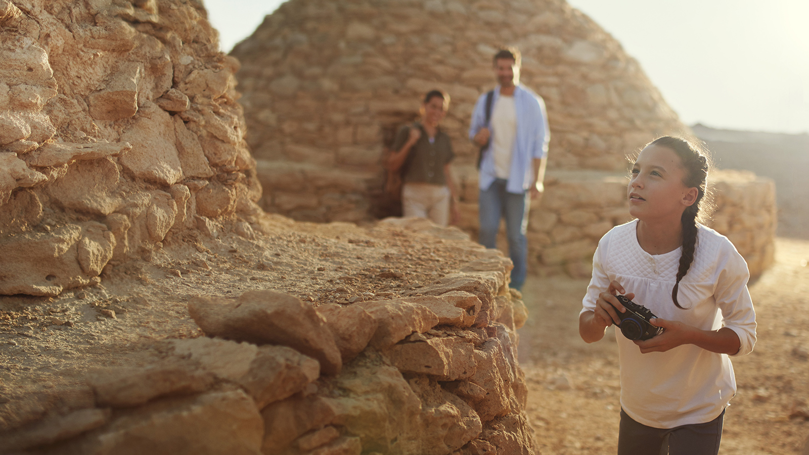 Des adultes profitent de l'été en plein air à Abu Dhabi, créant un sentiment d'unité et d'aventure.