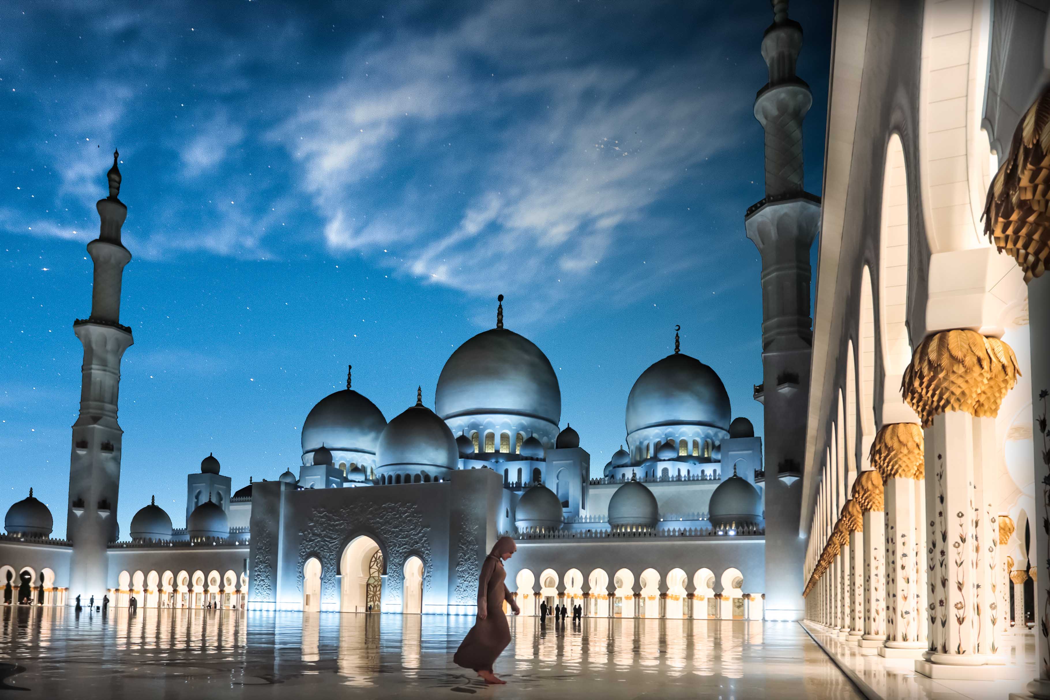 امرأة في الساحات الخارجية لجامع الشيخ زايد الكبير ليلاً