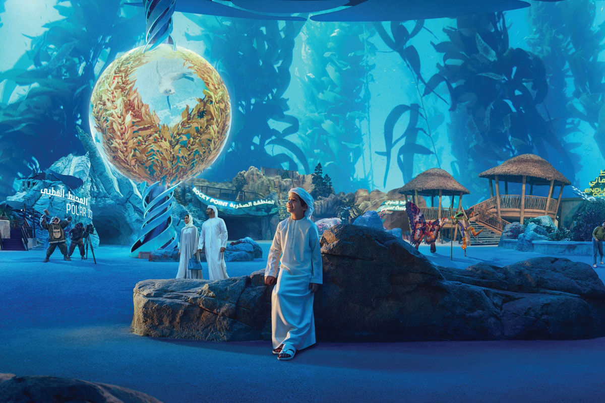 Семья изучает подводный мир в SeaWorld Абу-Даби.